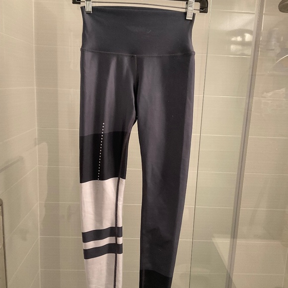 *Rare* ALO Yoga Leggings - Picture 1 of 15
